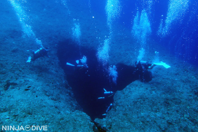 グアム中部 ファンダイビング ボートダイビング ブルーホール ハートの縦穴洞窟