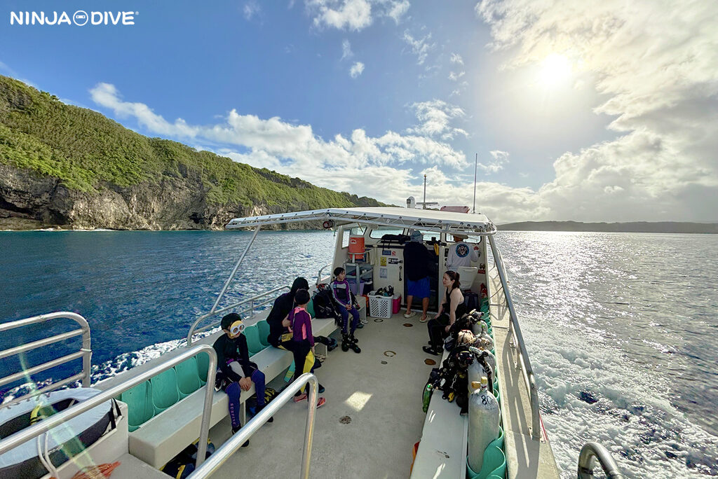 NINJA DIVE 忍者ダイブ 貸し切り プライベート チャーター ボートチャーター ファンダイビング ボートダイビング グアム ダイビング ビギナー 初心者 少人数 シュノーケリング ダイビングショップ 家族 お子様連れ グアム ブルーホール 洞窟 カメ
