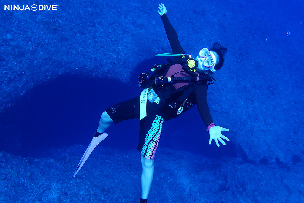 NINJA DIVE 忍者ダイブ 貸し切り プライベート チャーター ファンダイビング ボートダイビング グアム ダイビング ビギナー 初心者 少人数 ブルーホール クレバス エメラルドバレー ダイビングショップ おひとりさま 女子旅