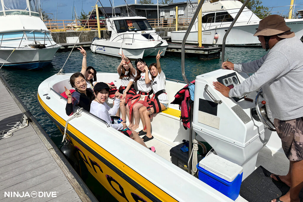 NINJA DIVE 忍者ダイブ 貸し切り プライベート ビーチダイビング グアム 体験ダイビング ビギナー 初心者 ダイビングショップ 水中展望台 お魚いっぱい 親子 母娘 カップル ピティボムホール パラセーリング