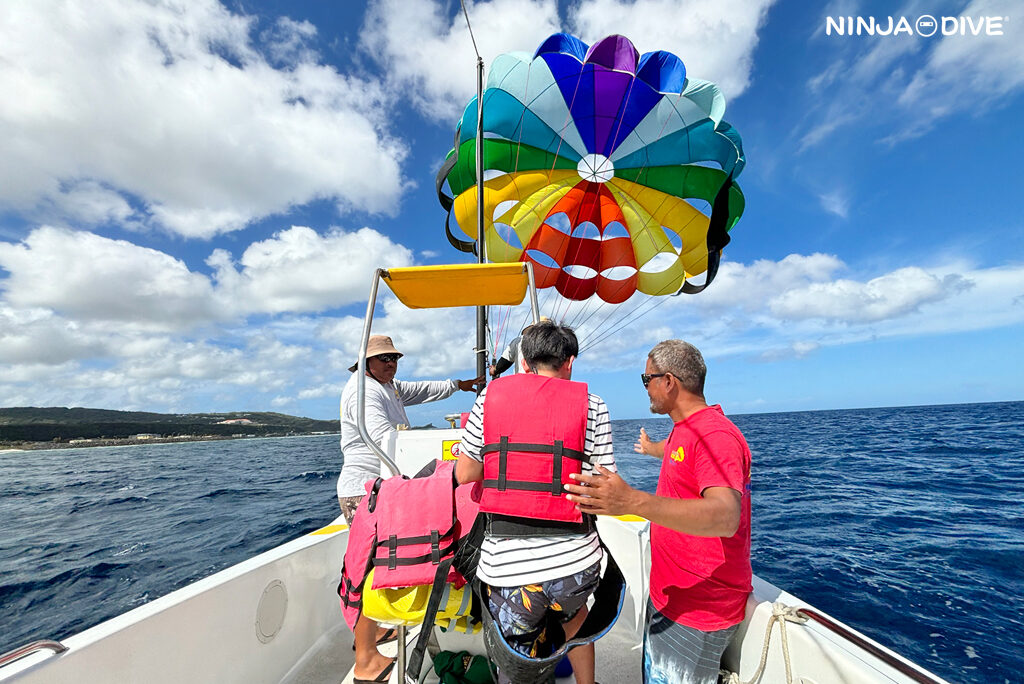 NINJA DIVE 忍者ダイブ 貸し切り プライベート ビーチダイビング グアム 体験ダイビング ビギナー 初心者 ダイビングショップ 水中展望台 お魚いっぱい カップル ピティボムホール パラセーリング