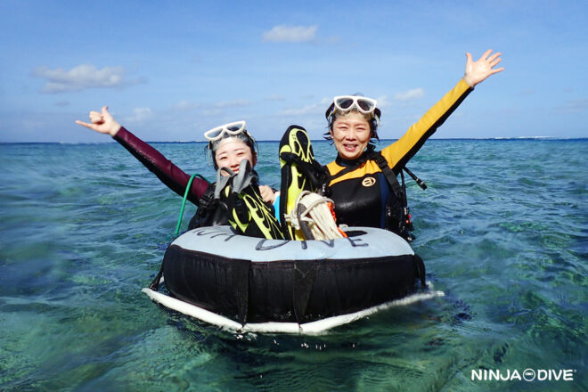 NINJA DIVE 忍者ダイブ 貸し切り プライベート ビーチダイビング グアム 体験ダイビング ビギナー 初心者 ダイビングショップ 水中展望台 お魚いっぱい 親子 母娘 カップル ピティボムホール パラセーリング
